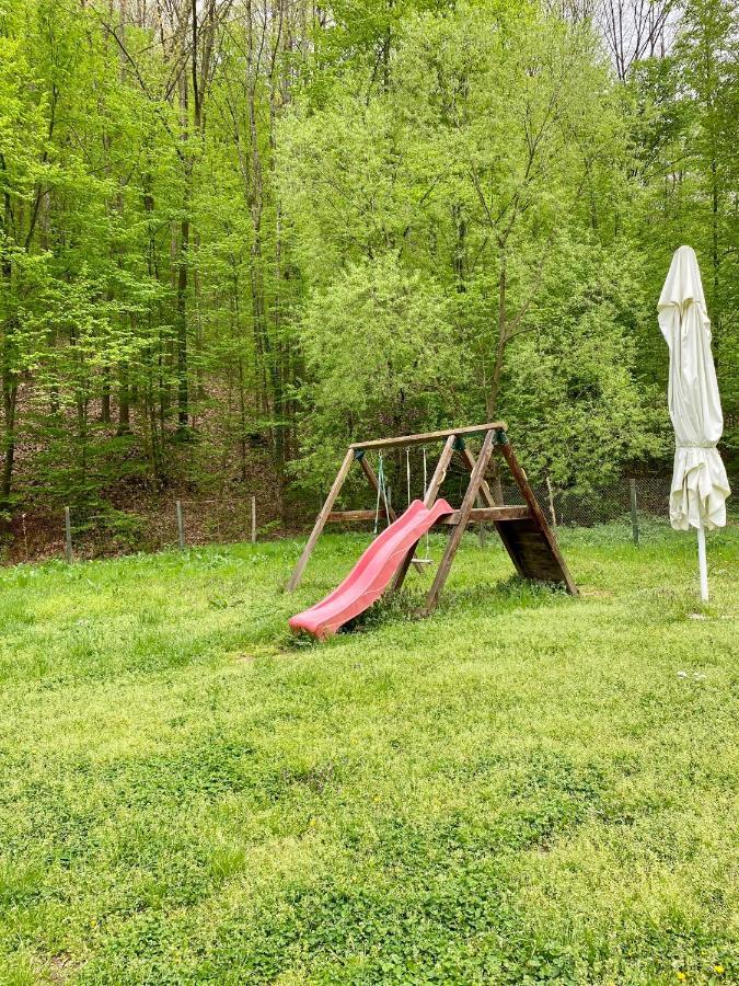 House In The Woods Bed and Breakfast Resita Exteriör bild